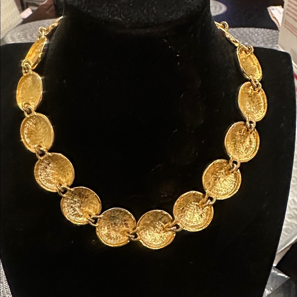 Elegant Gold Necklace - Picture 2 of 3